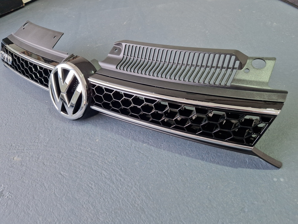 GOLF 6 GTD GRIL MASKA SA ZNAKOM