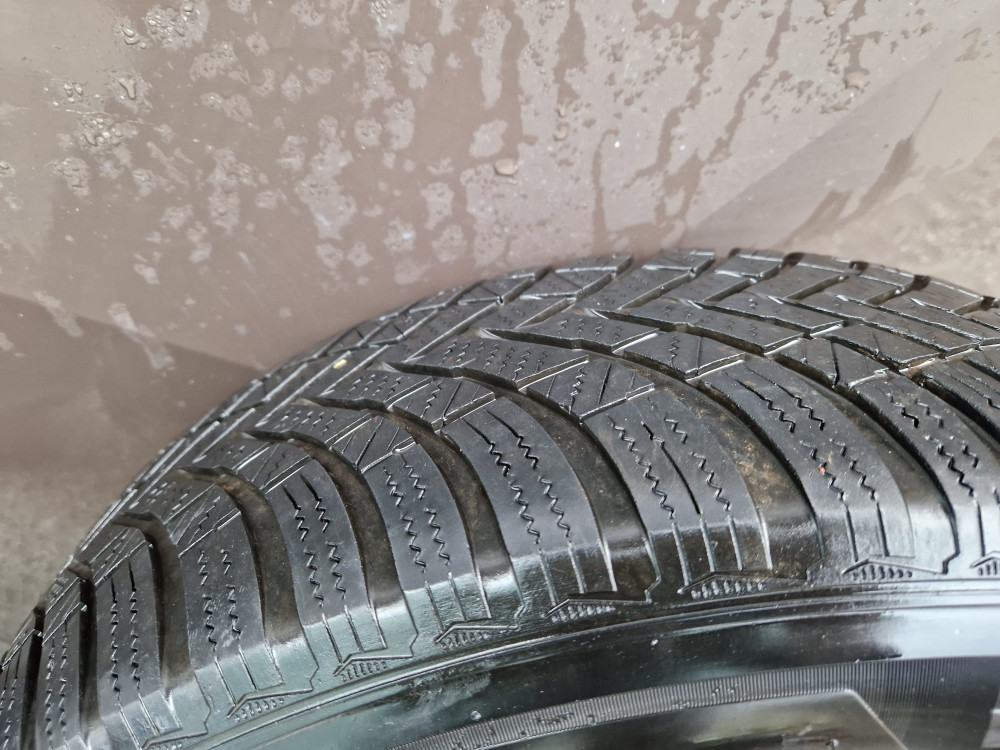 DVIJE ZIMSKE GUME HANKOOK 215 65 16 DOT 22