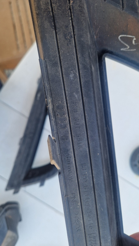 AUDI A4 B8.5 MAGLENKE OBJE  SA  RESETKAMA PLASTIKAMA ORIGINAL SET