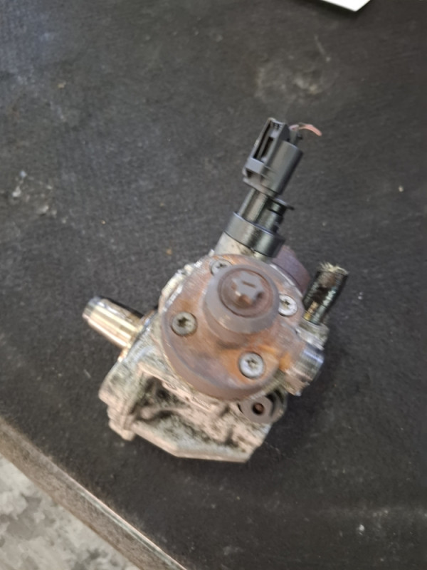 PUMPA GORIVA BMW N57 F01 F10 E70 E71 0445010617 7800123