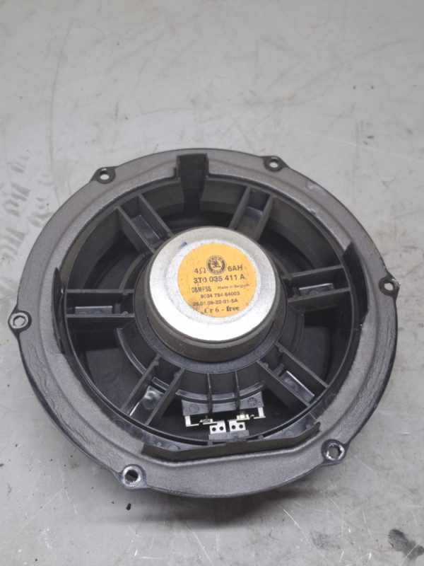 ZVUCNIK PREDNJI DESNI SKODA SUPERB 3T 3T0035411A