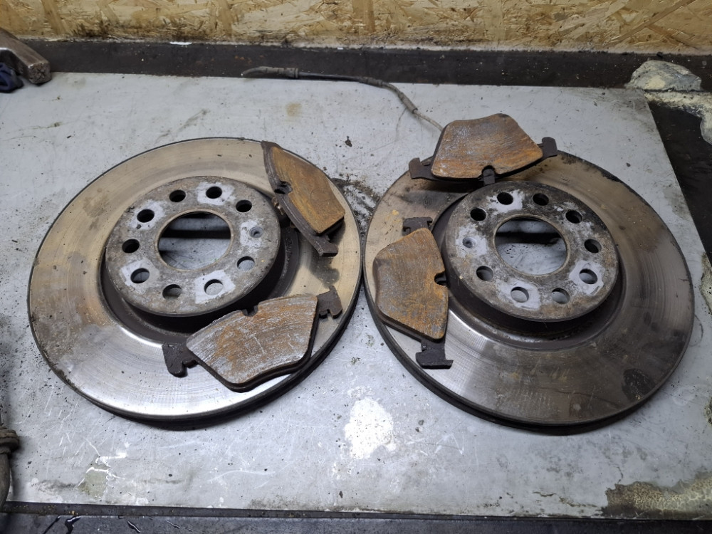 DISKOVI PLOČICE PREDNJE BMW 3 E90 E91 E92 E93 N47