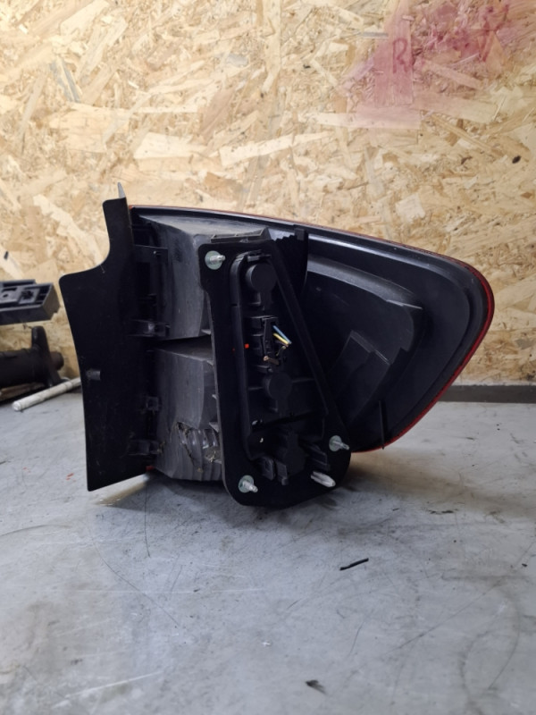 STOPKA STOP SVJETLO VANJSKO LIJEVO BMW X1 E84 2992477