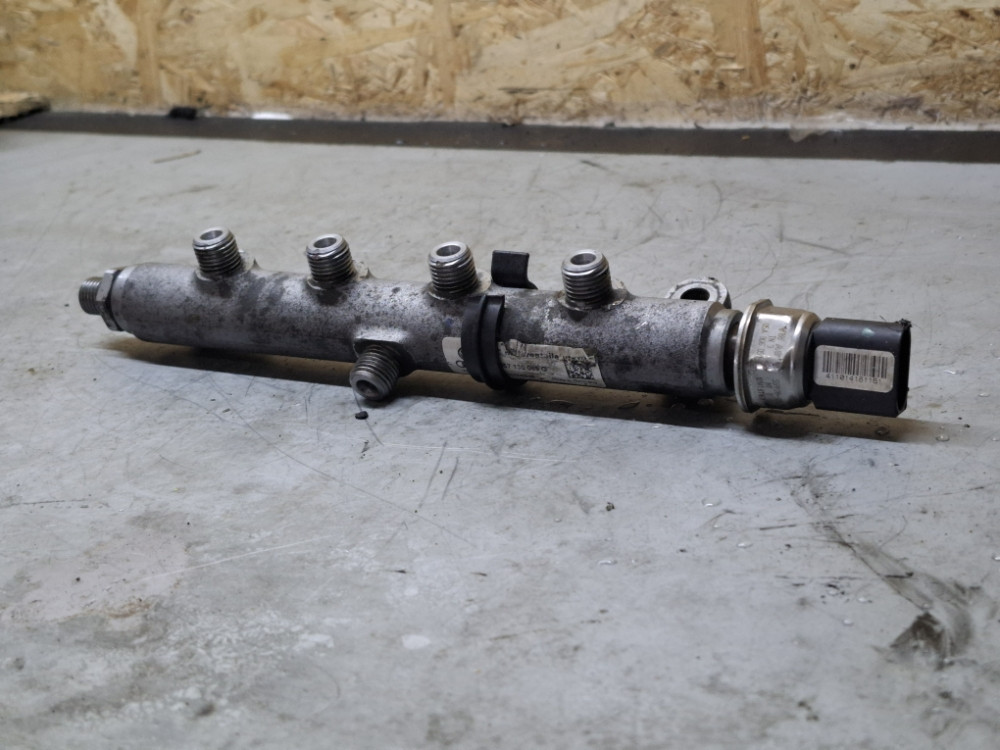 RAMPA GORIVA RAIL SIPKA AUDI A8 A7 3.0 TDI 057130089Q