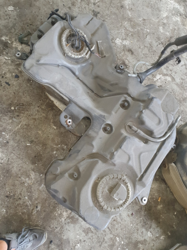 Rezervoar AUDI A4 B8 A5 TDI 8T0201021FF