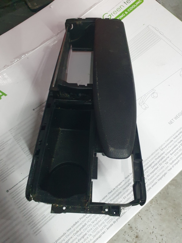 NASLONJAC ZA RUKU MERCEDES C W204 A2046800639
