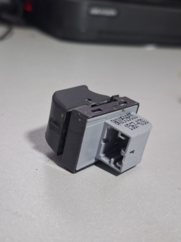 PREKIDAC PODIZAC STAKALA AUDI A4 B8 A5 8T 8K0959855