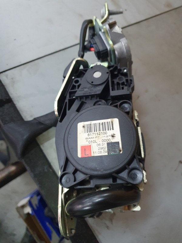 SIGURNOSNI POJASEVI PREDNJI L D MERCEDES W212 617112100 617112200