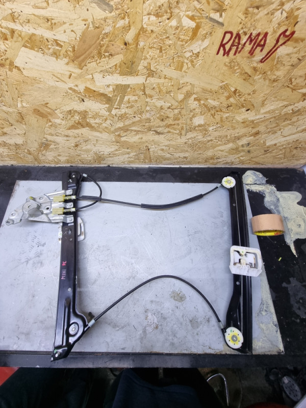 PREDNJI LIJEVI PODIZAC STAKALA MINI COUNTRYMAN R60 9800565