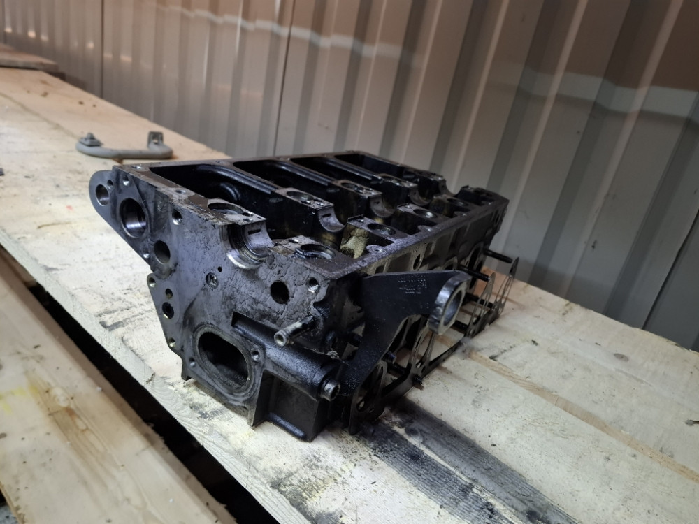 GLAVA MOTORA AUDI A4 B7 2.0 TDI 8V 038103373R