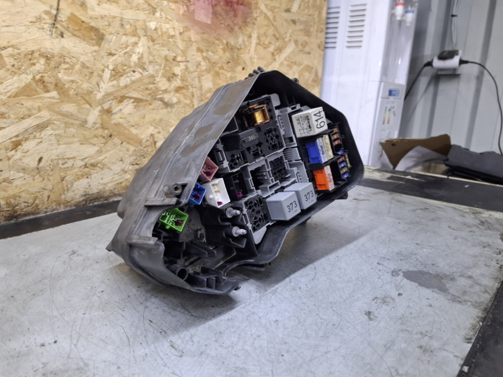 KUCISTE KUTIJA RELEJA OSIGURACA AUDI Q7 4L TDI