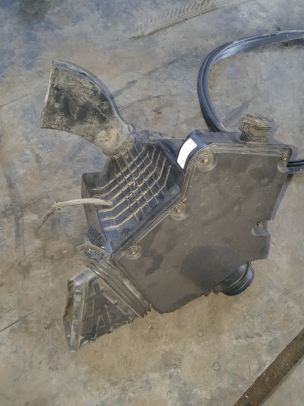 Kutija Filtera Zraka AUDI A4 A5 Q5 3.0 TDI 8K0133837B
