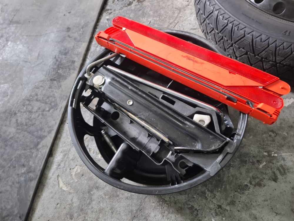 SET OPREME REZERVNI TOCAK OPREMA MERCEDES E W212