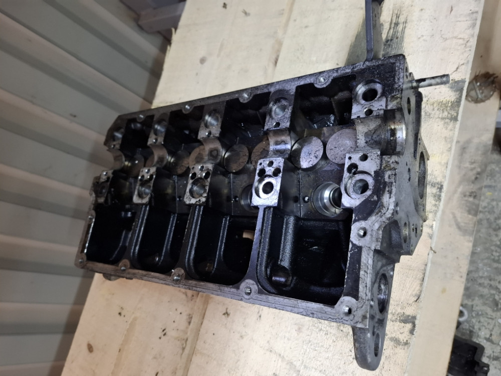 GLAVA MOTORA AUDI A4 B7 2.0 TDI 8V 038103373R