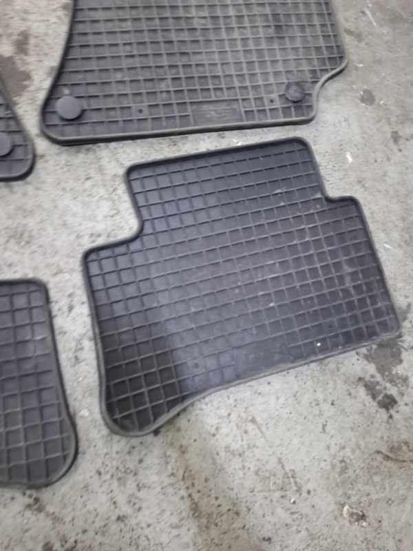 PATOSNICE GUMENE MERCEDES E W212