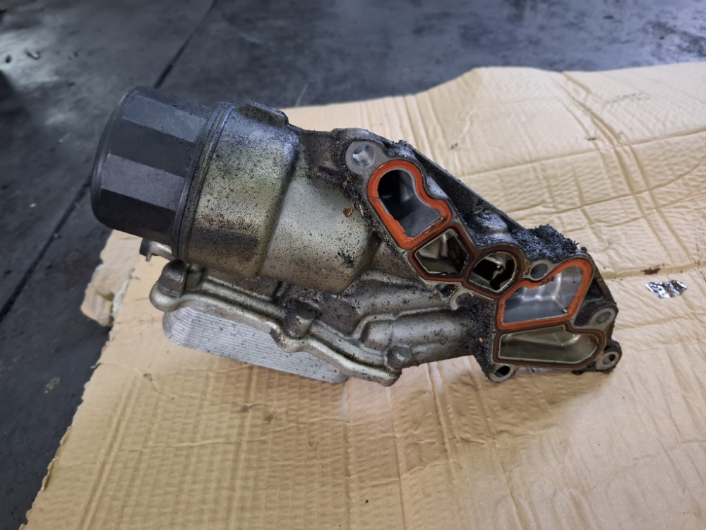 KUCISTE FILTERA ULJA HLADNJAK MERCEDES W221 350 BENZIN A272180041