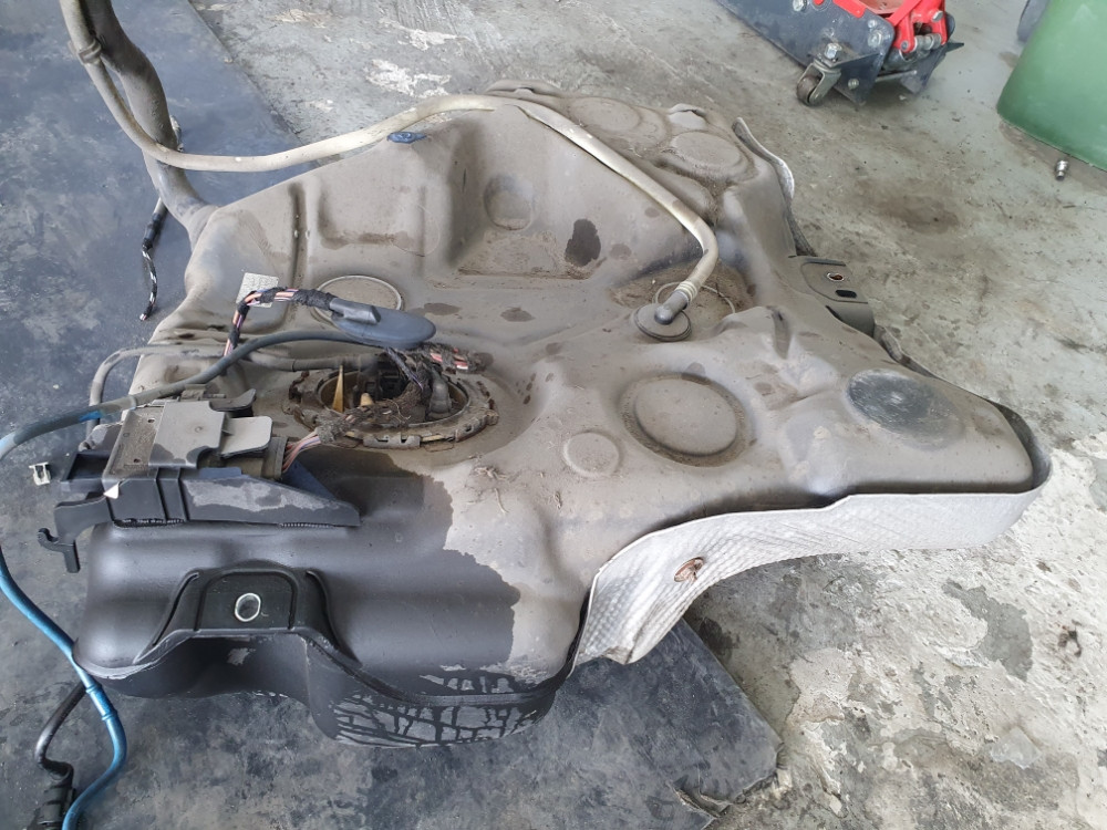 Rezervoar VW GOLF VII 7 2.0 TDI 5Q0201021NR 5Q0201085H