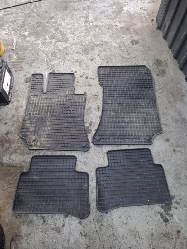 PATOSNICE GUMENE MERCEDES E W212