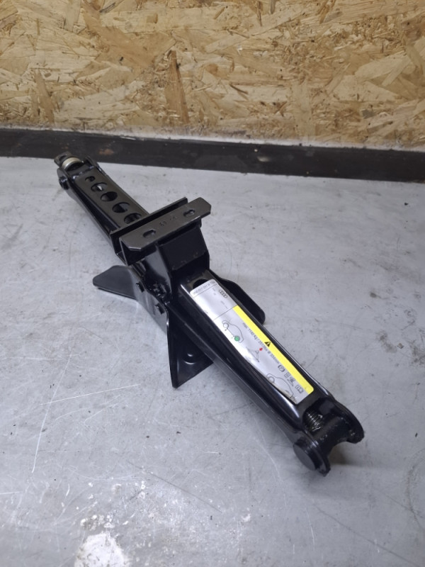 DIZALICA OPREMA ZA AUTO AUDI Q3 8U 5N0011031B