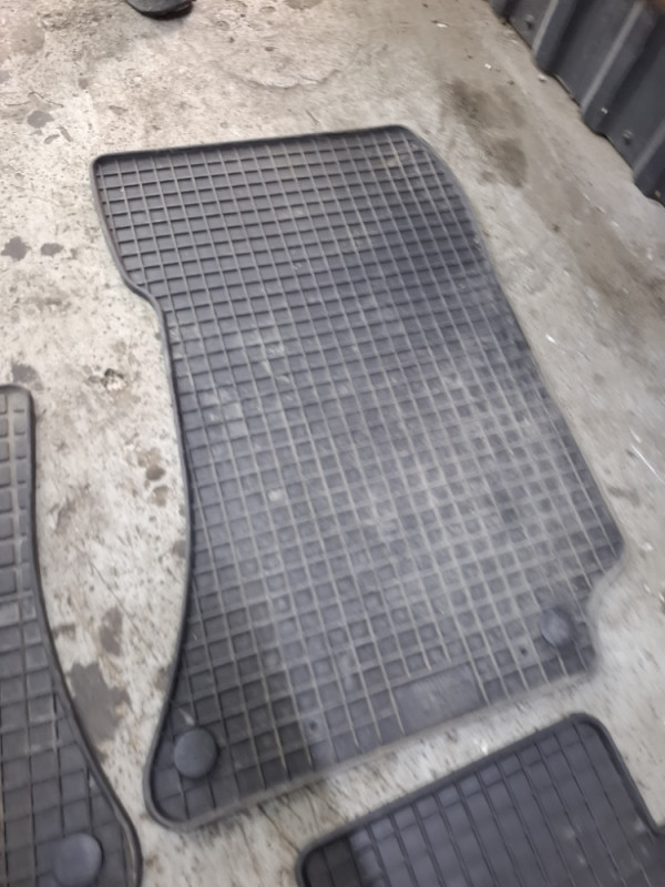PATOSNICE GUMENE MERCEDES E W212