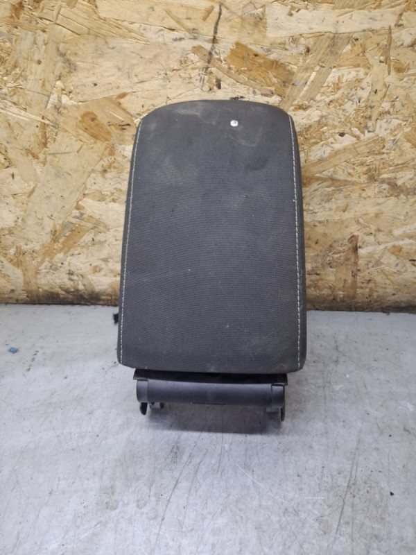 NASLONJAC ZA RUKU SREDNJI VW PASSAT B8