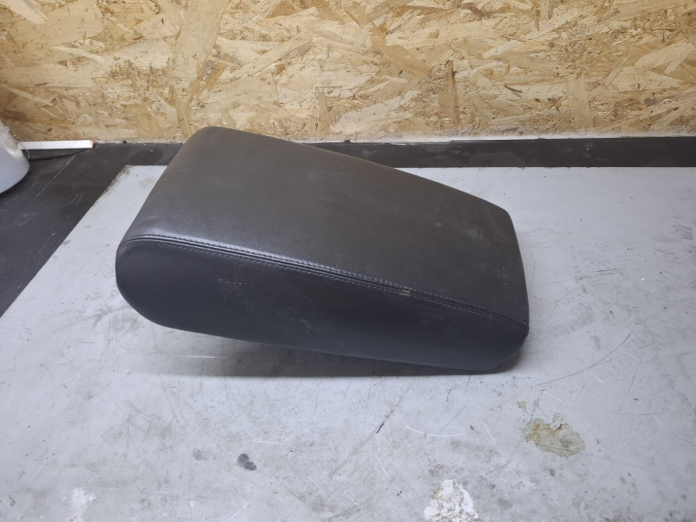 NASLONJAC ZA RUKU AUDI A6 4G C7 KOZA CRNI