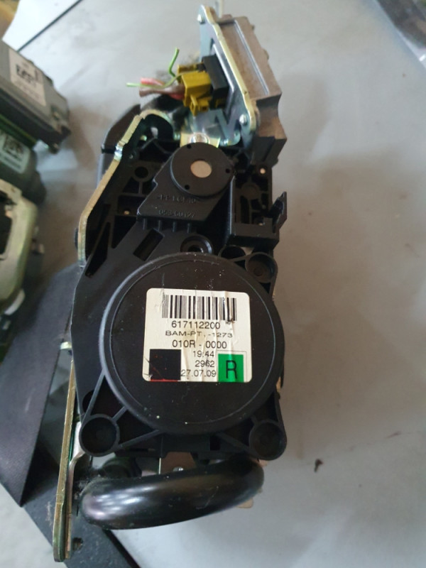 SIGURNOSNI POJASEVI PREDNJI L D MERCEDES W212 617112100 617112200