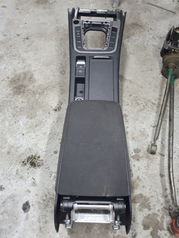 Srednja konzola VW PASSAT 8 NASLON ZA RUKU