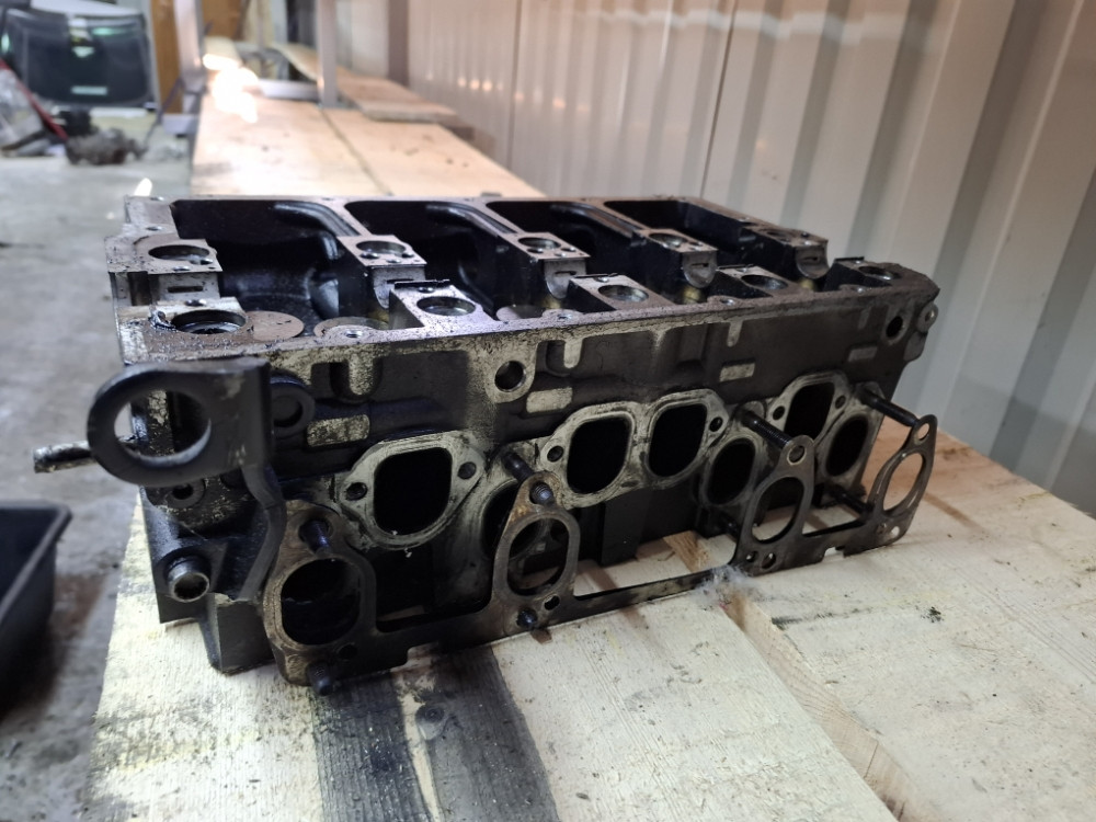 GLAVA MOTORA AUDI A4 B7 2.0 TDI 8V 038103373R