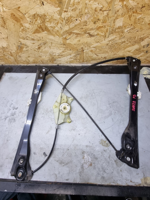 PODIZAC STAKALA PREDNJI DESNI SKODA SUPERB  3T