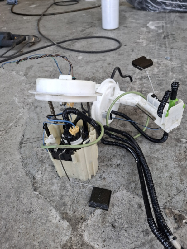 PLOVAK PUMPA GORIVA MERCEDES E W212 651 200 220 250 CDI