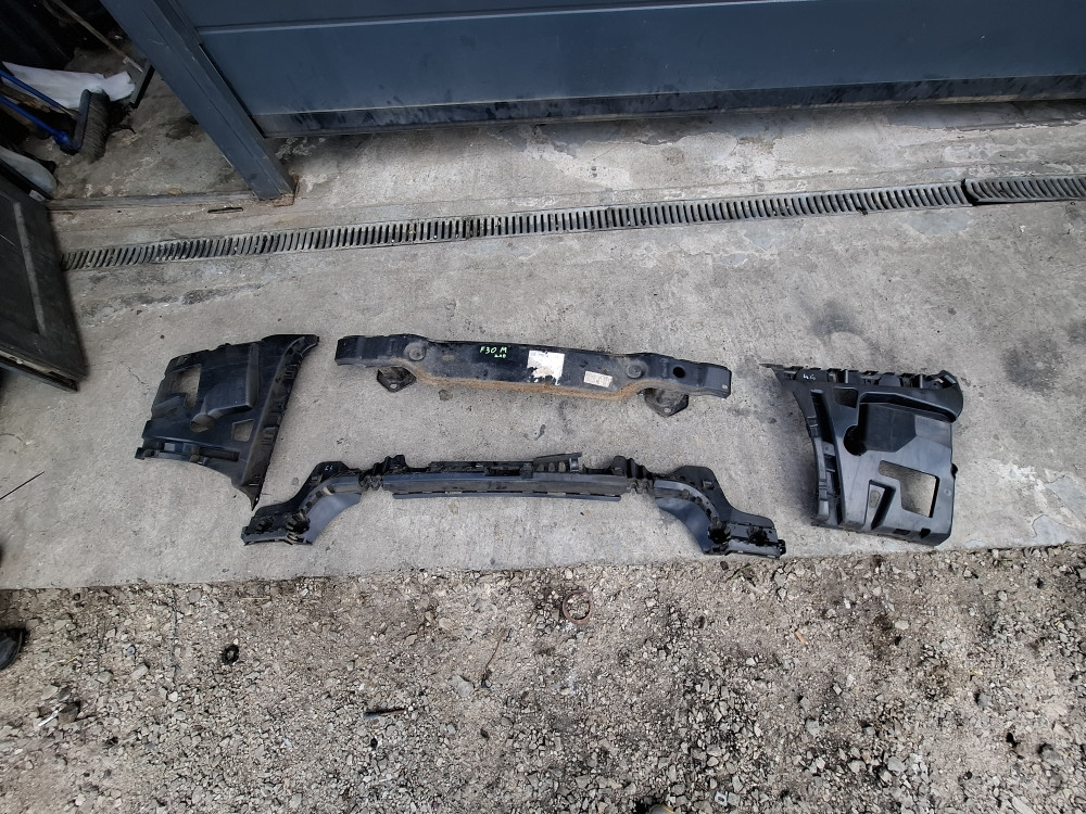 GREDA ZADNJA + NOSAC GREDE LIJEVI DESNI BMW F30 M PAKET