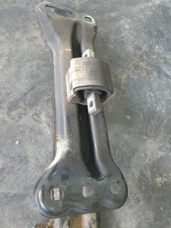 Nosač Mjenjaca MERCEDES E W212 C W204 CLS A2122400418