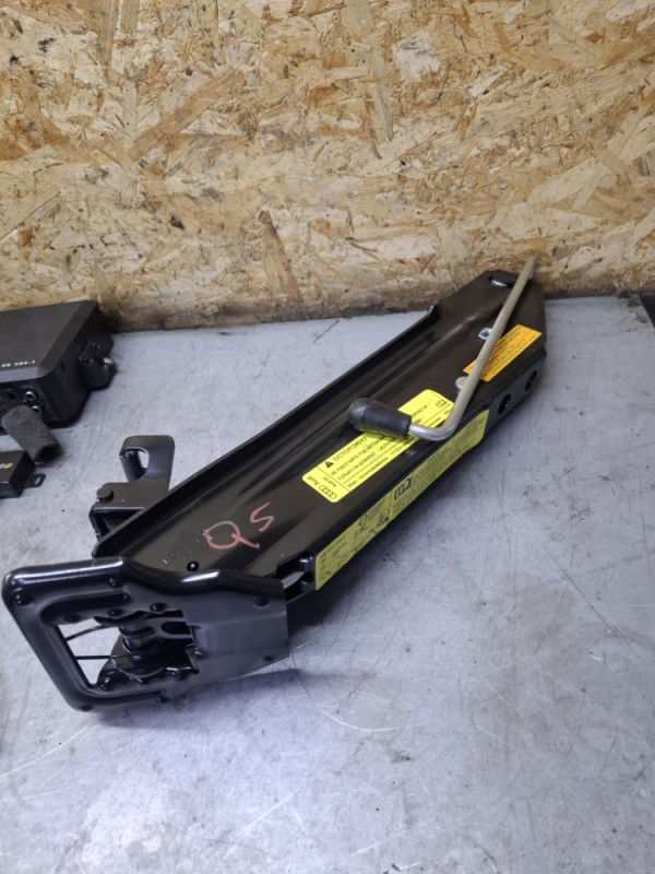 DIZALICA AUDI Q5 8R 8R0011031C