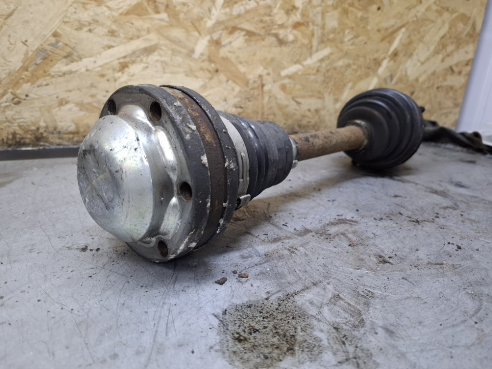 POLUOSOVINA PREDNJA AUDI Q3 8U 2.0 TDI
