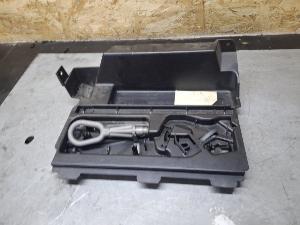 PLASTIKA GEPEKA PRTLJAZNIKA OPREME BMW 3 E90 E91