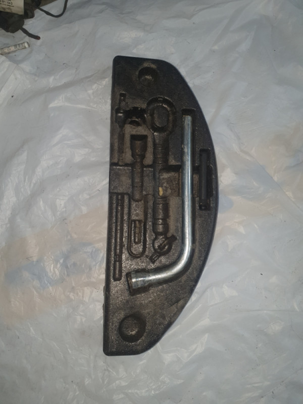SPUZVA GEPEKA OPREMA AUDI A8 4H D4 4H0012110