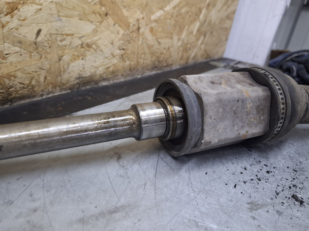 POLUOSOVINA PREDNJA DESNA BMW F10 F11 XD XDRIVE 7593044