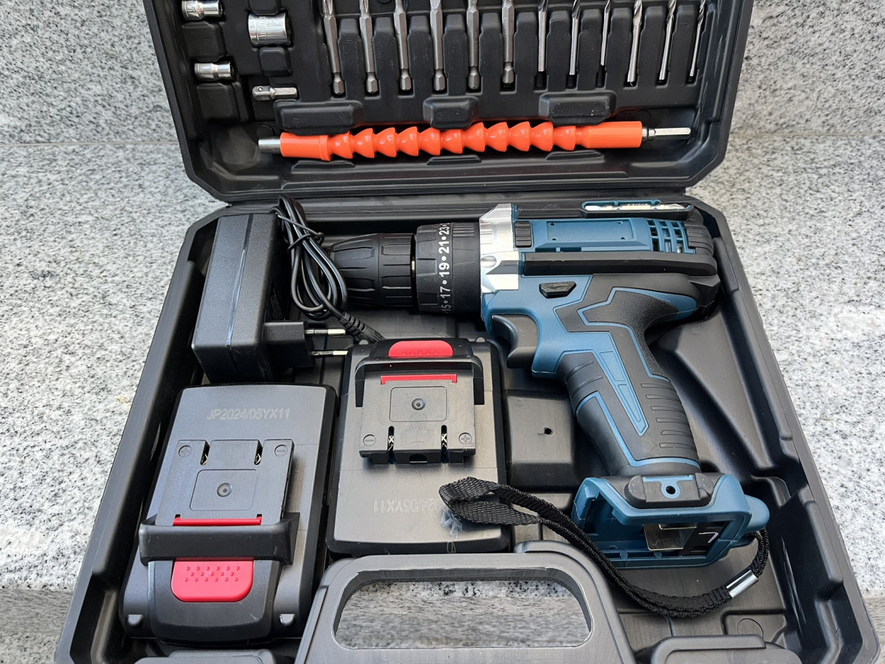 Set alata u koferu sa akumulatorskom bušilicom M-1022-2