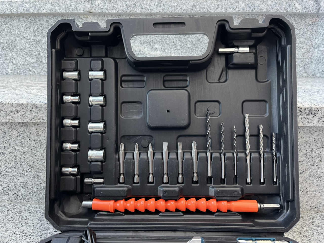 Set alata u koferu sa akumulatorskom bušilicom M-1022-2