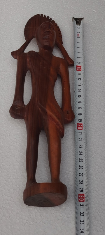 Drvena ručno rezbarena figura afrička skulptura etno dekoracija