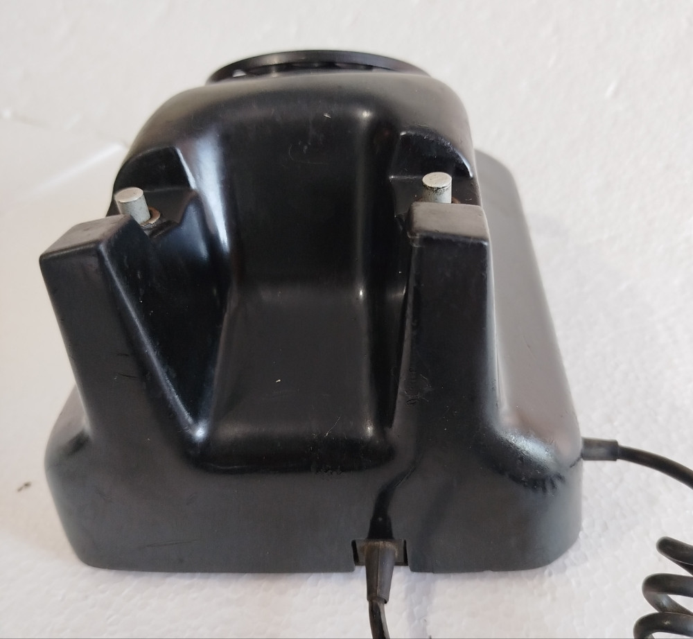 Stari bakelitni fiksni telefon sa brojčanikom retro vintage dekor