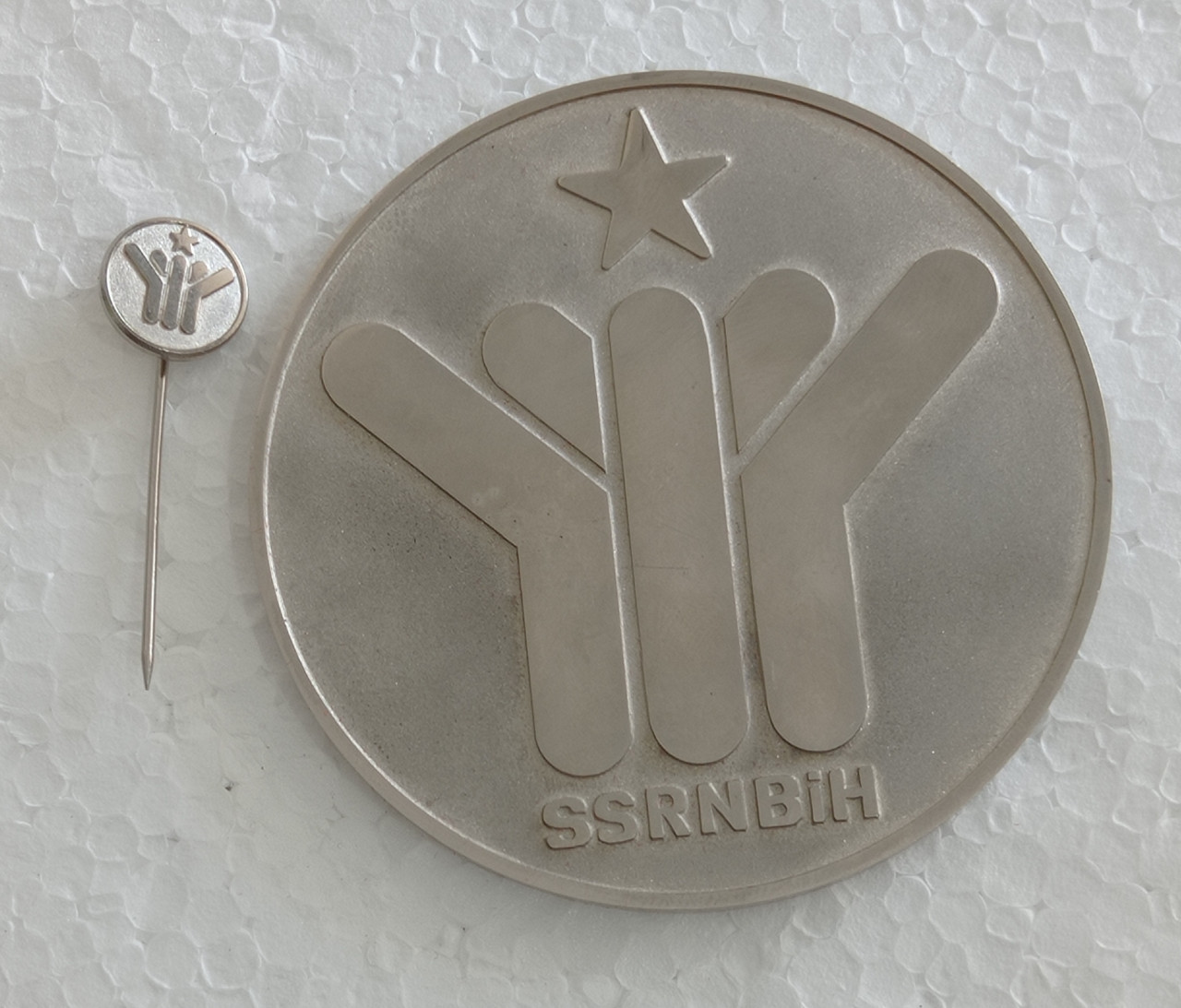 SSRN BiH Plaketa i Značka u kutiji staro priznanje SFRJ