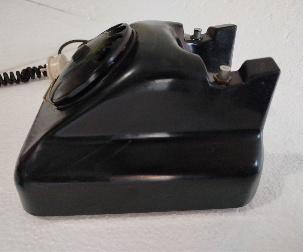 Stari bakelitni fiksni telefon sa brojčanikom retro vintage dekor