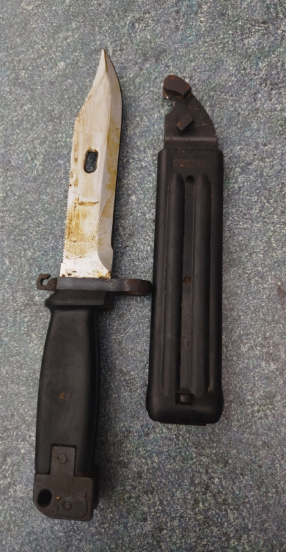 Bajoneti noževi AKM M70 sa futrolama dva militarija vojne stvari