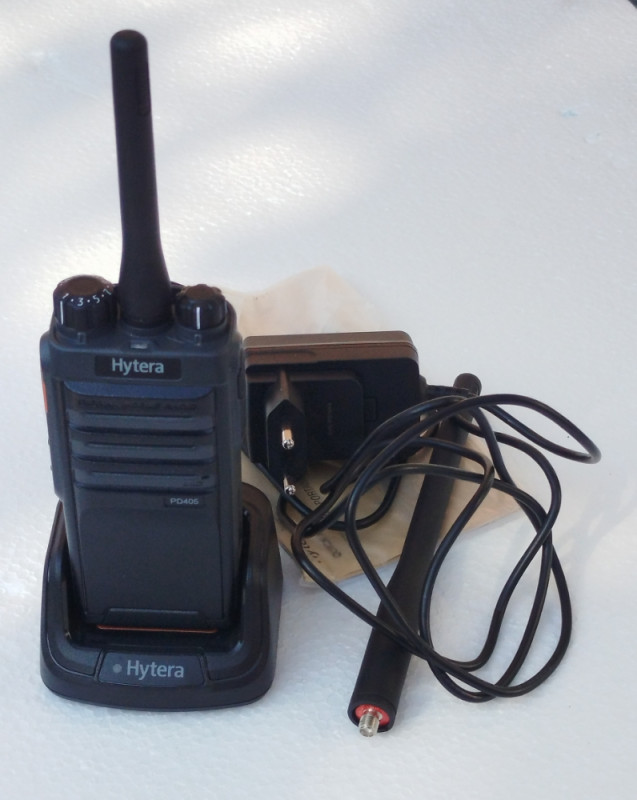 Hytera PD405 UHF Digitalna ručna radio stanica i punjač očuvano