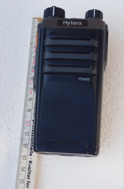 Hytera PD405 UHF Digitalna ručna radio stanica i punjač očuvano