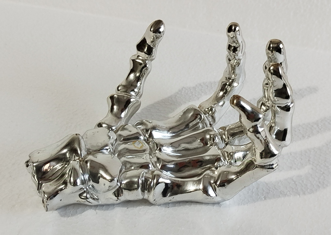 Metalna ruka kostur skeleton metalik dekoracija