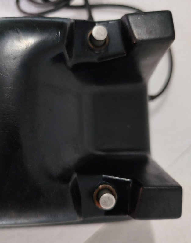 Stari bakelitni fiksni telefon sa brojčanikom retro vintage dekor