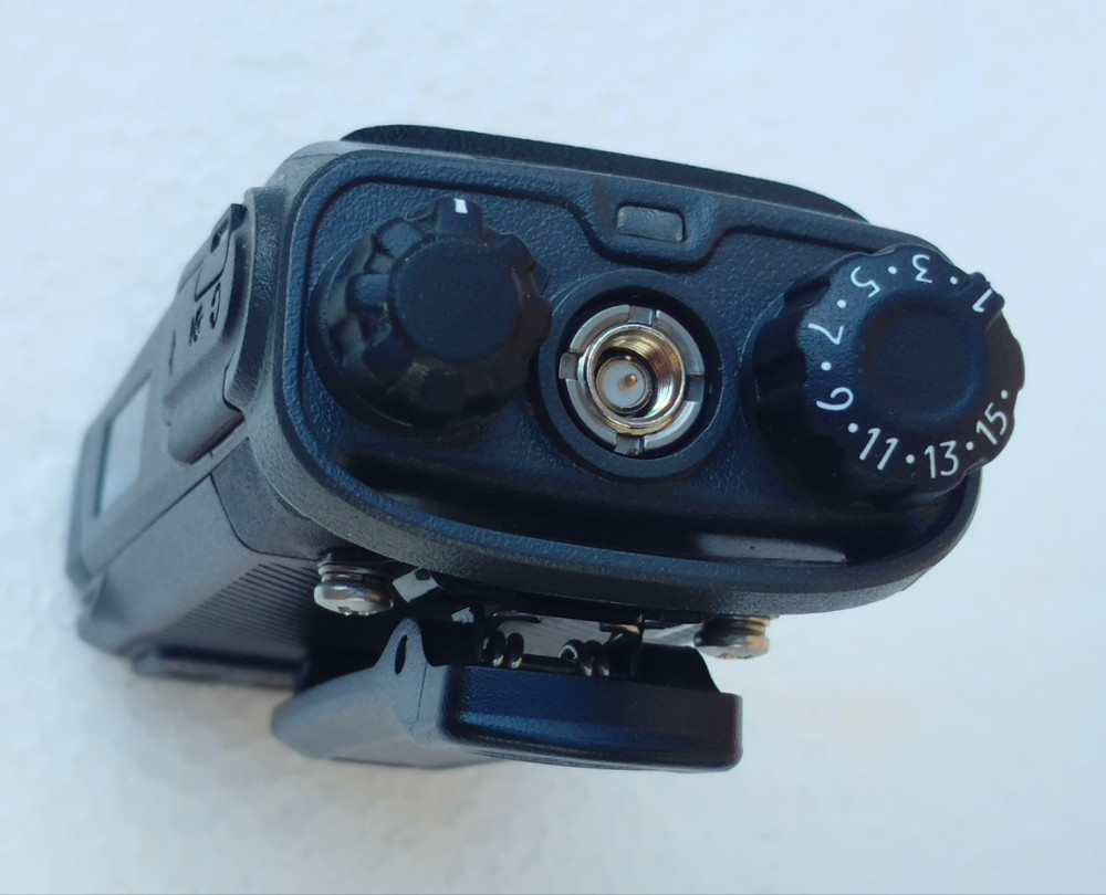 Hytera PD405 UHF Digitalna ručna radio stanica i punjač očuvano
